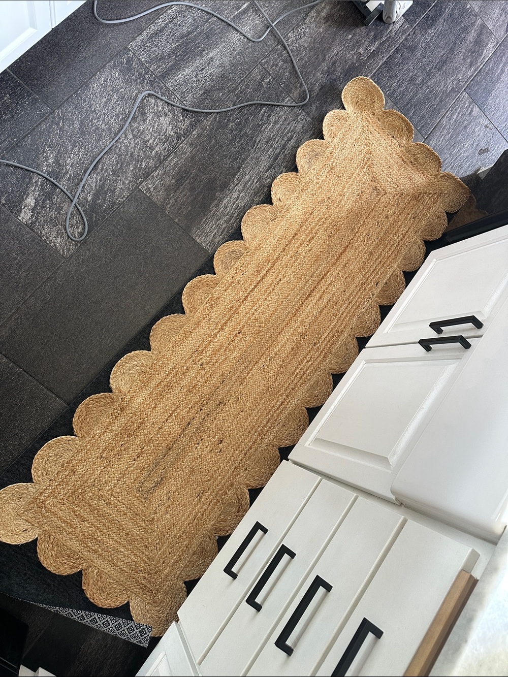 Rugs.com Scalloped Jute Runner Rug - Natural Tan 2x6